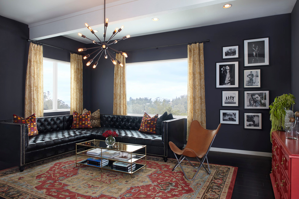 Fernseherloses, Großes, Offenes Klassisches Wohnzimmer ohne Kamin mit blauer Wandfarbe, gebeiztem Holzboden und schwarzem Boden in Seattle