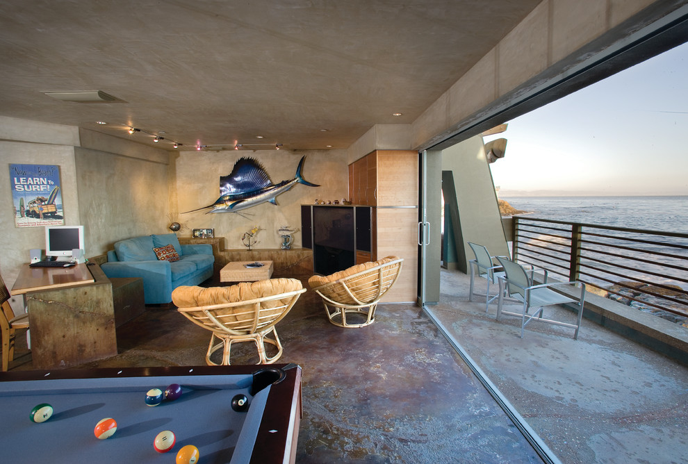 Свежая идея для дизайна: открытая гостиная комната в морском стиле с бетонным полом - отличное фото интерьера