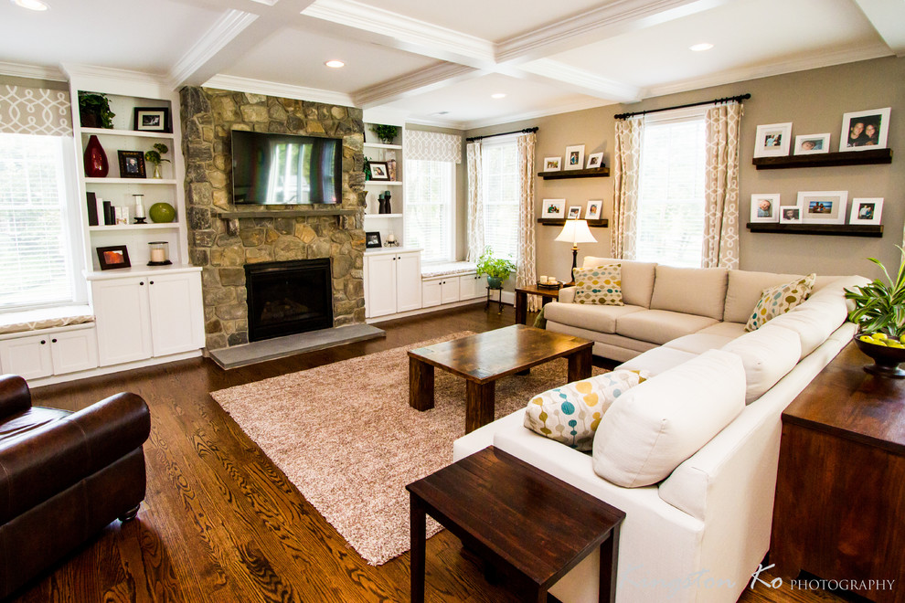 Idee per un soggiorno moderno aperto con pareti beige, pavimento in legno massello medio, camino classico e TV a parete