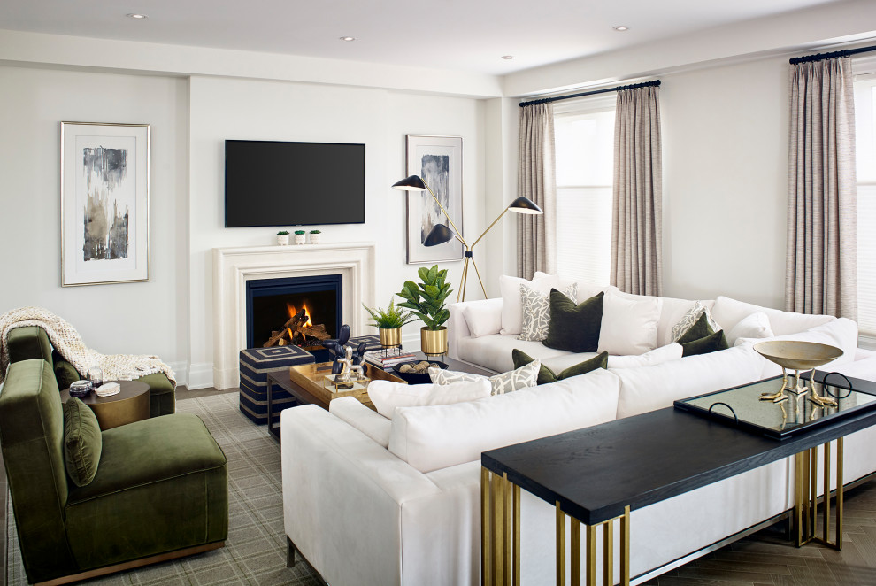 Imagen de salón abierto clásico renovado de tamaño medio con paredes blancas, suelo de madera clara, marco de chimenea de yeso y televisor colgado en la pared