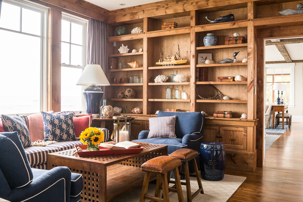 Ejemplo de sala de estar marinera con suelo de madera en tonos medios