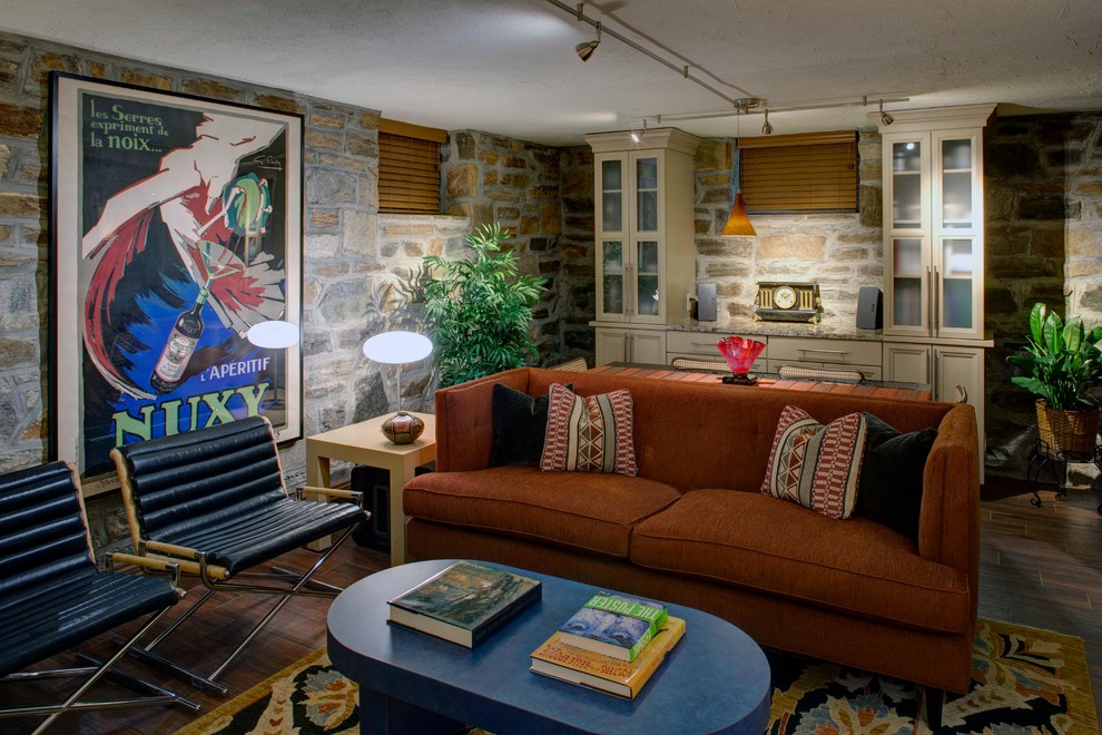 Идея дизайна: большая изолированная гостиная комната в стиле фьюжн с домашним баром, полом из керамогранита, стандартным камином, фасадом камина из камня, отдельно стоящим телевизором и коричневым полом