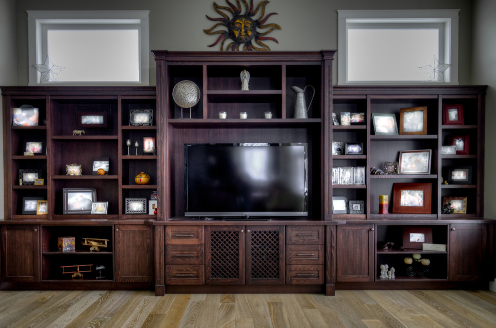 Foto de sala de estar tradicional de tamaño medio con paredes grises, suelo de madera en tonos medios, televisor independiente y suelo marrón