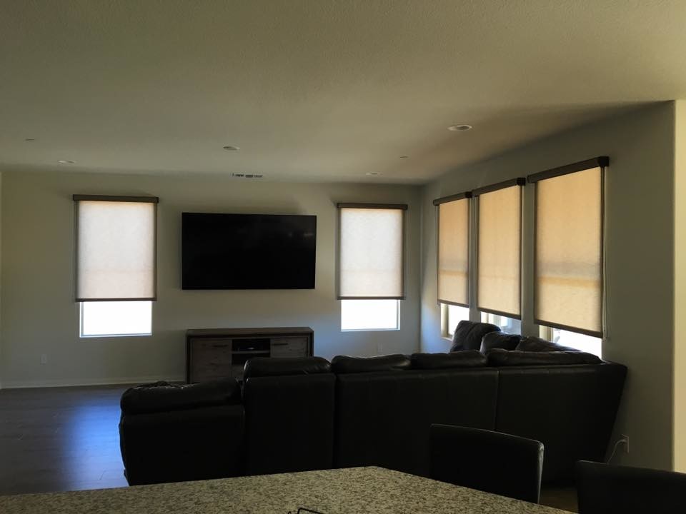 Mittelgroßes, Offenes Klassisches Wohnzimmer ohne Kamin mit Hausbar, beiger Wandfarbe, dunklem Holzboden und TV-Wand in Los Angeles
