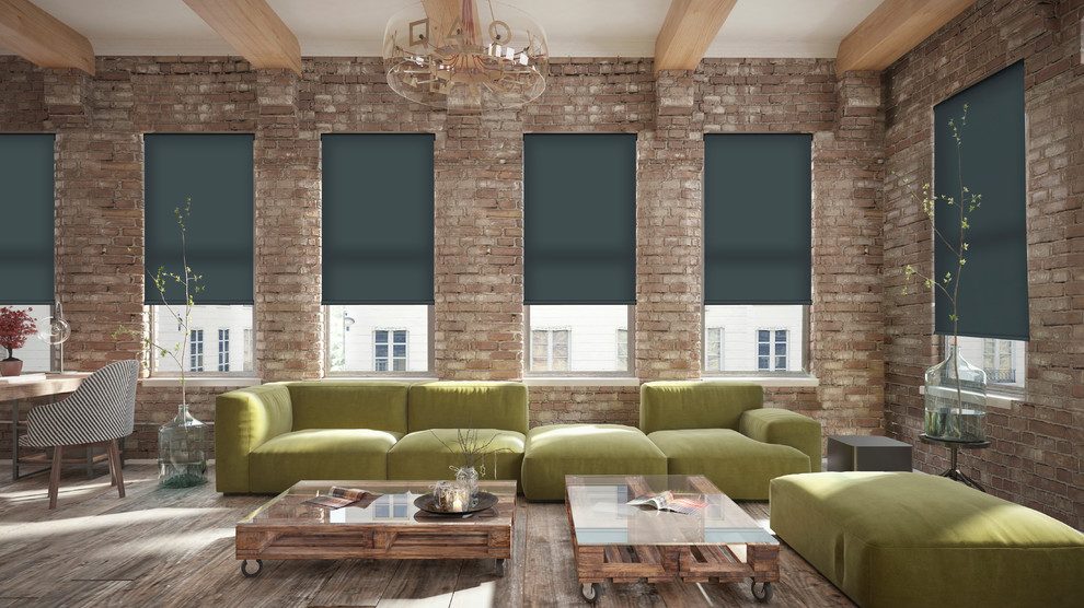Foto di un soggiorno design stile loft con pareti marroni e pavimento in legno massello medio