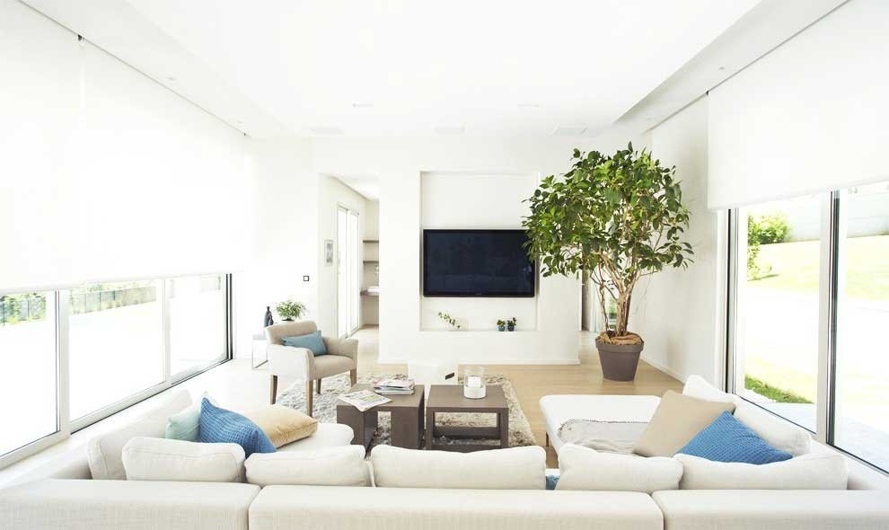 Источник вдохновения для домашнего уюта: изолированная гостиная комната среднего размера в стиле неоклассика (современная классика) с белыми стенами, светлым паркетным полом и телевизором на стене без камина