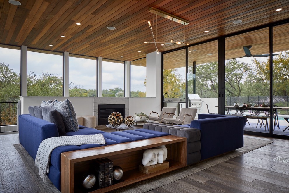 Diseño de sala de estar abierta contemporánea grande con marco de chimenea de piedra