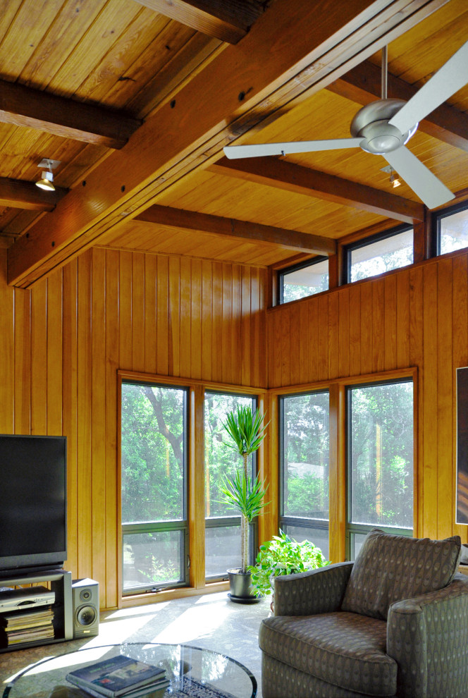 Diseño de sala de estar abierta vintage grande con paredes marrones, suelo de corcho, chimeneas suspendidas y marco de chimenea de metal