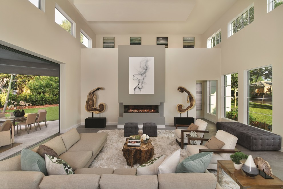 Großes, Offenes Modernes Wohnzimmer mit weißer Wandfarbe, braunem Holzboden, Gaskamin und verputzter Kaminumrandung in Miami