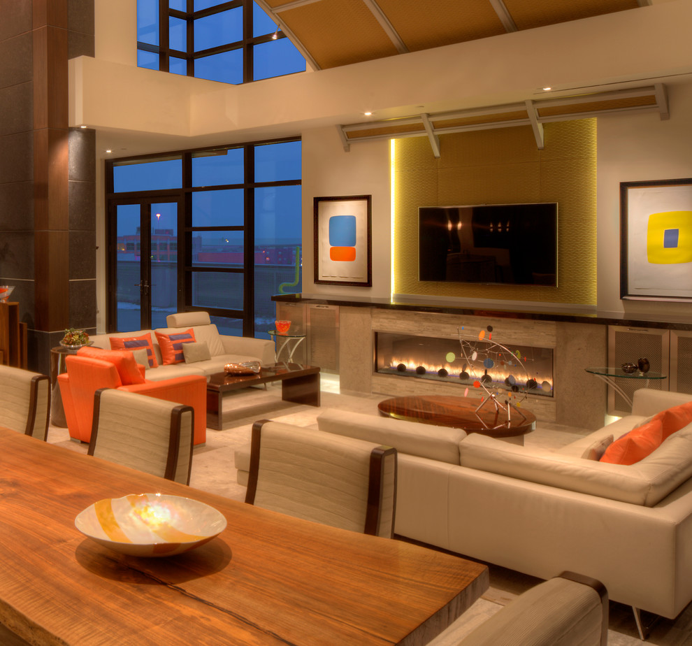 На фото: открытая гостиная комната в стиле модернизм с белыми стенами, полом из известняка, горизонтальным камином, фасадом камина из камня и телевизором на стене с