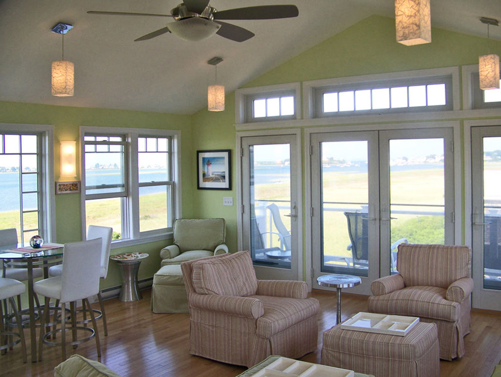Ejemplo de sala de estar costera de tamaño medio con paredes verdes y suelo de madera clara