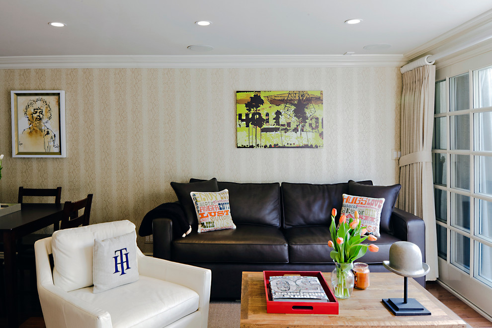 Пример оригинального дизайна: гостиная комната в стиле неоклассика (современная классика) с бежевыми стенами