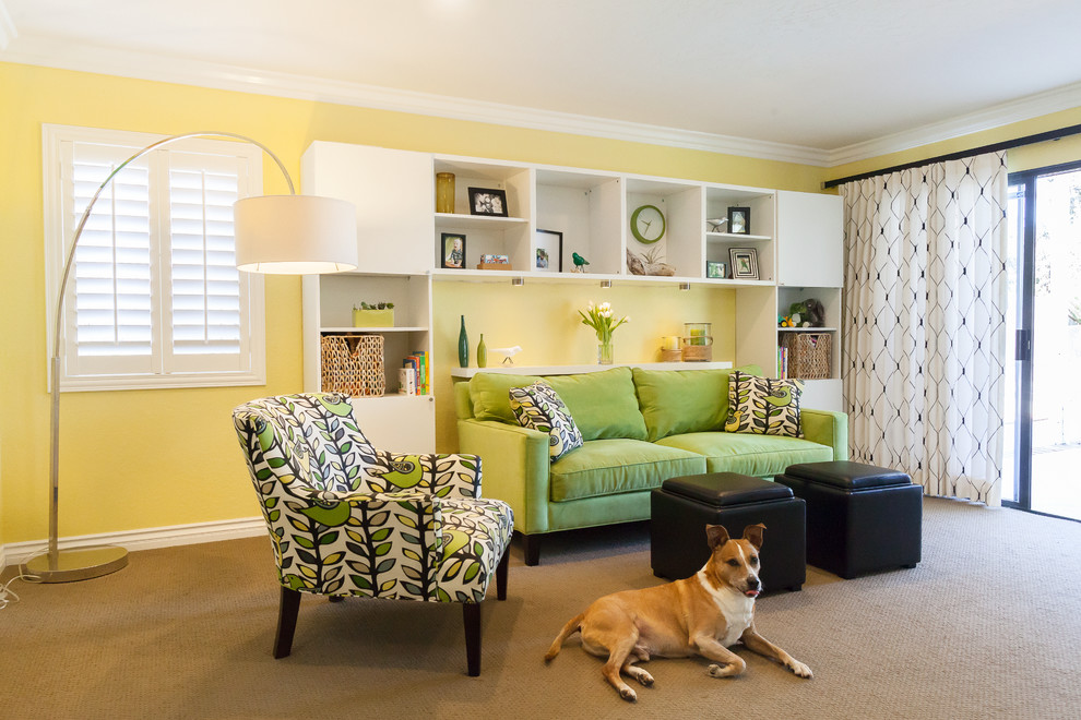 Cette image montre une salle de séjour design avec un mur jaune et moquette.