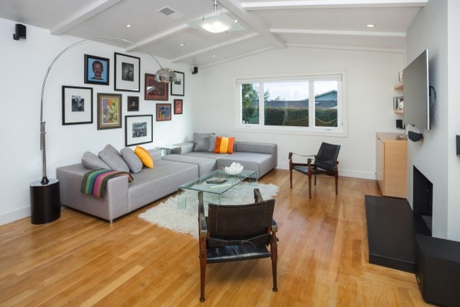Foto di un soggiorno design di medie dimensioni con pareti bianche, parquet chiaro e camino classico