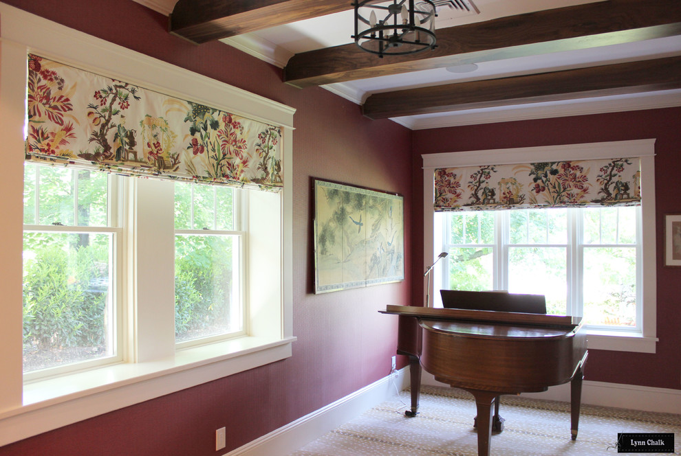 Immagine di un soggiorno classico di medie dimensioni e chiuso con sala della musica, pareti rosse, moquette e pavimento beige
