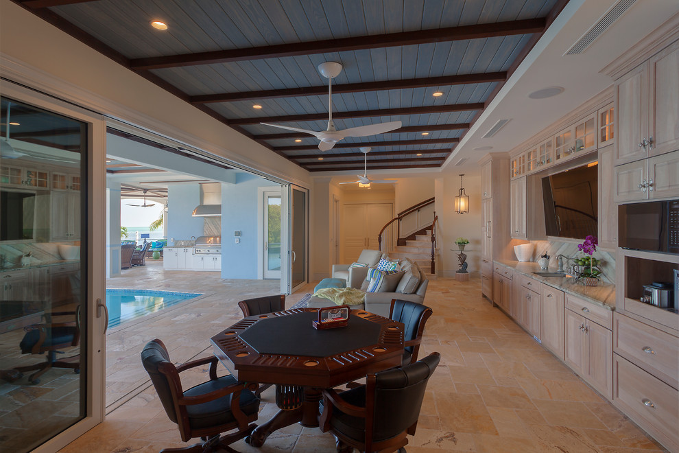 Foto di un grande soggiorno stile marino aperto con sala giochi, pareti bianche, pavimento in travertino, TV a parete e pavimento beige