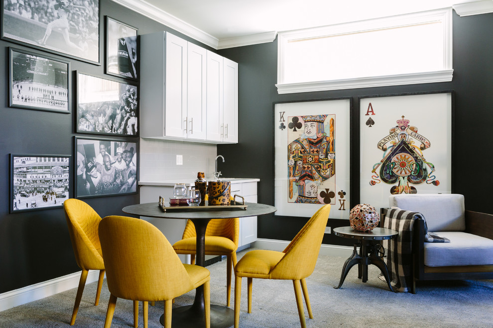 Стильный дизайн: гостиная комната в стиле фьюжн с черными стенами, ковровым покрытием и серым полом - последний тренд