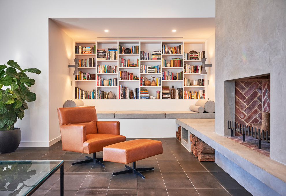 Aménagement d'une salle de séjour contemporaine de taille moyenne et ouverte avec une bibliothèque ou un coin lecture, un mur blanc, un sol en carrelage de céramique, un poêle à bois, un manteau de cheminée en béton et un sol gris.