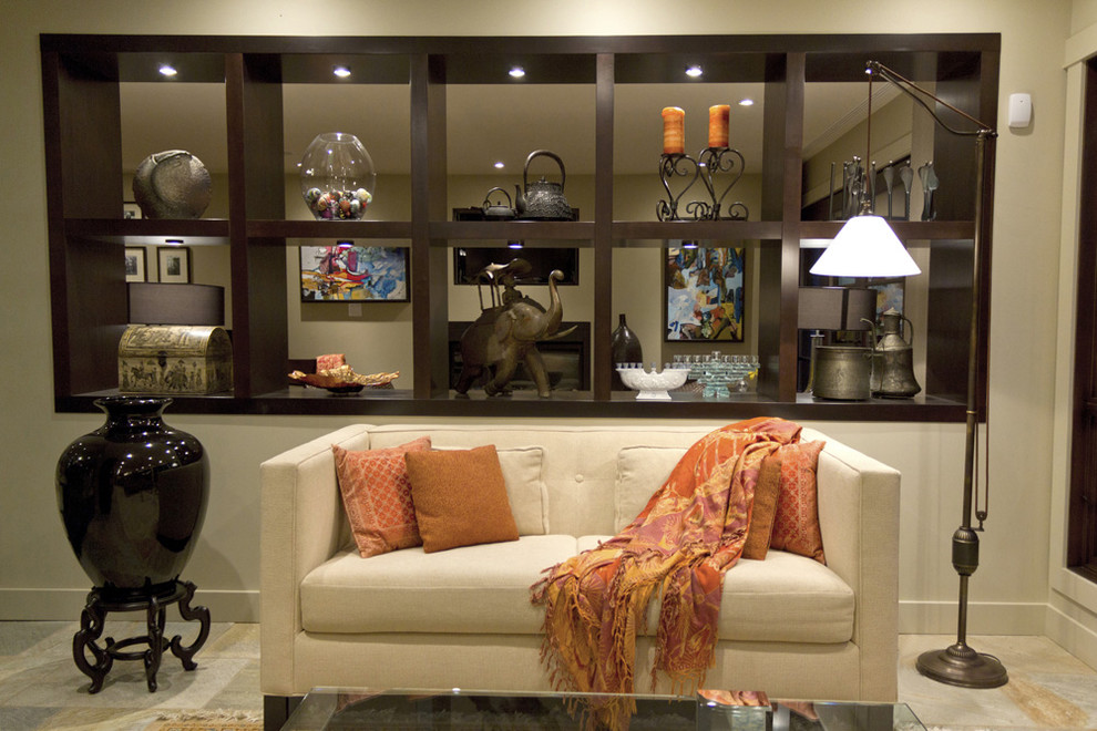 Imagen de sala de estar abierta contemporánea de tamaño medio con paredes beige