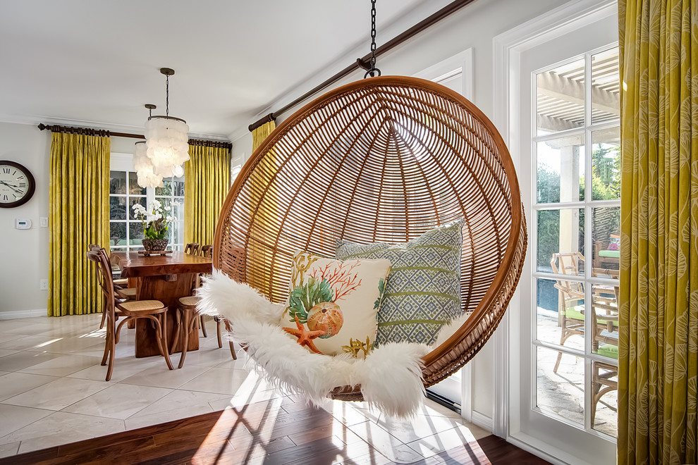 Ispirazione per un grande soggiorno tropicale aperto con pareti beige e pavimento in legno massello medio