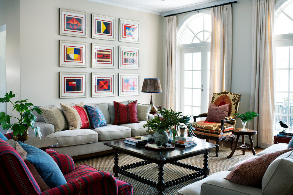 Imagen de sala de estar cerrada clásica renovada grande con paredes beige, suelo de madera en tonos medios y suelo marrón