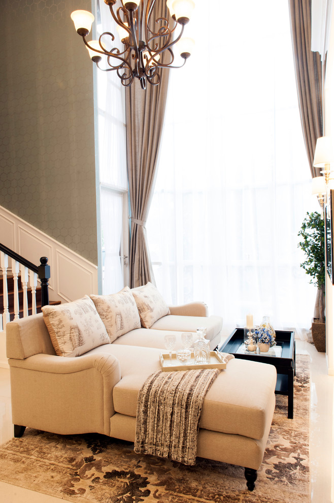 На фото: двухуровневая гостиная комната среднего размера в стиле неоклассика (современная классика) с полом из керамогранита и телевизором на стене без камина