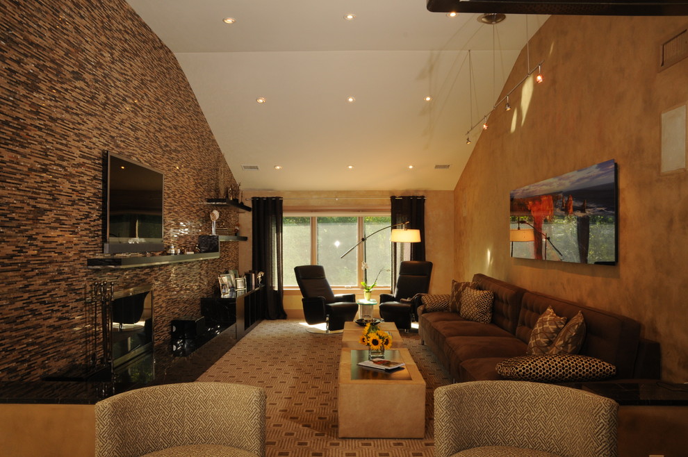 Imagen de sala de estar cerrada tradicional renovada de tamaño medio sin chimenea con paredes multicolor, moqueta y televisor colgado en la pared