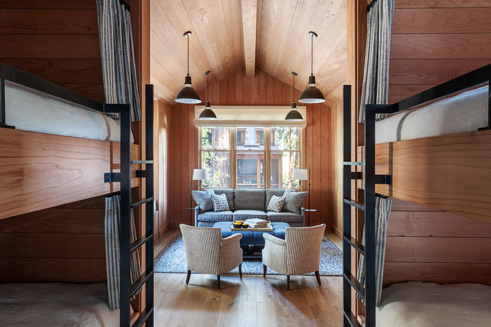 Mittelgroßes, Abgetrenntes Rustikales Wohnzimmer ohne Kamin mit beiger Wandfarbe, braunem Holzboden und beigem Boden in San Francisco