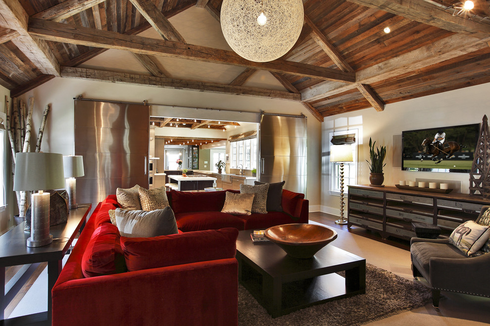 Diseño de sala de estar abierta clásica renovada grande con paredes grises, suelo de madera en tonos medios, todas las chimeneas, marco de chimenea de piedra y televisor colgado en la pared