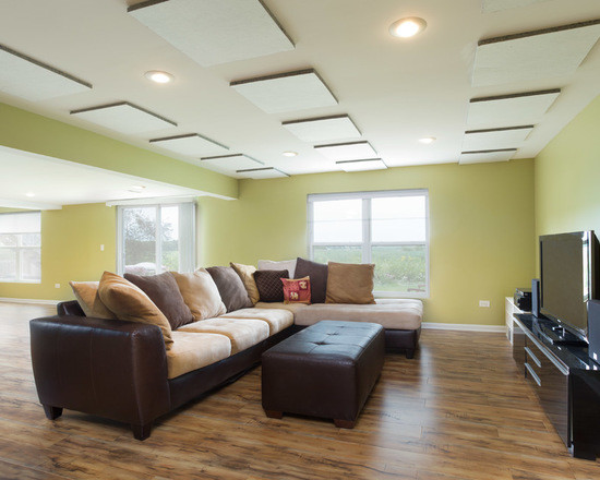 Cette image montre une grande salle de séjour design ouverte avec un mur vert, un sol en bois brun, aucune cheminée et un téléviseur indépendant.