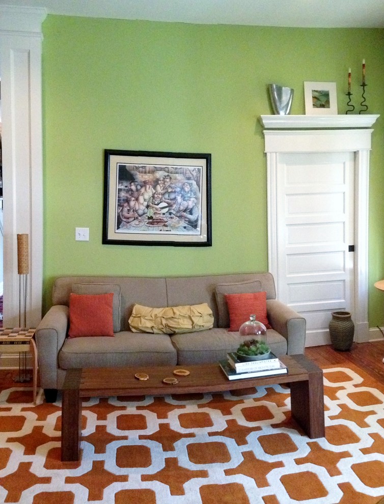 Offenes Klassisches Wohnzimmer mit grüner Wandfarbe in Richmond