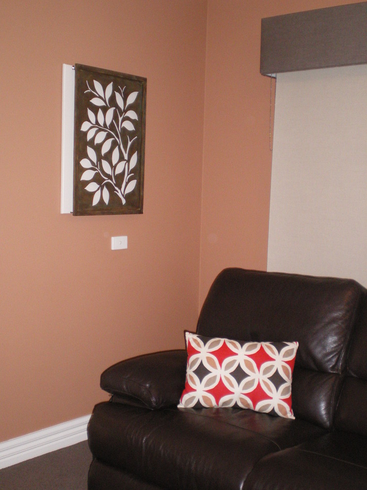 Ejemplo de sala de estar abierta actual con moqueta y paredes rosas