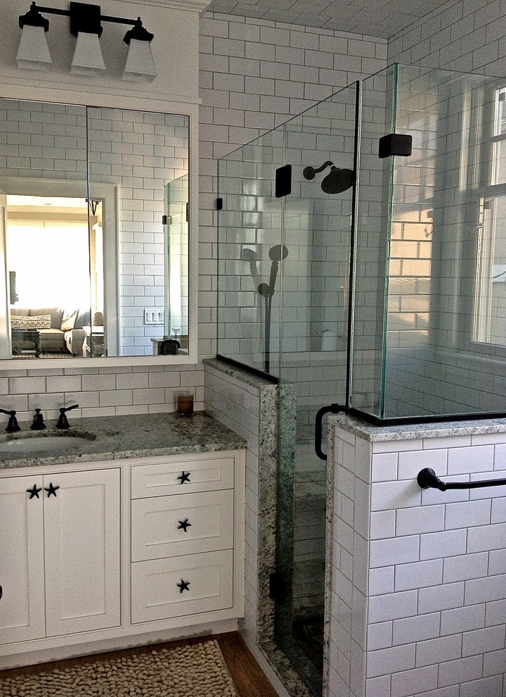 Ispirazione per una piccola stanza da bagno stile marino con pareti grigie e pavimento con piastrelle in ceramica
