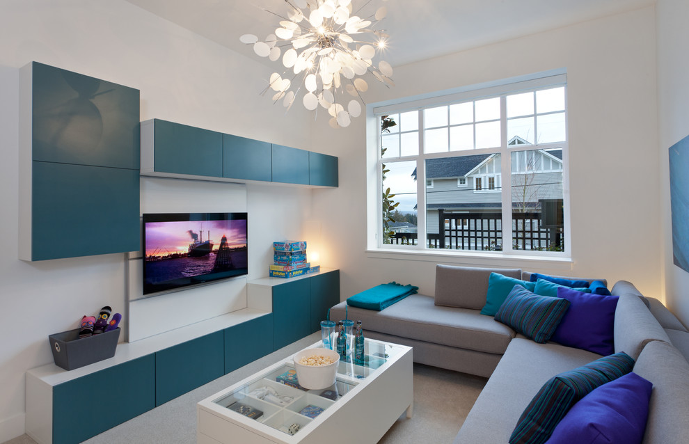 Ispirazione per un soggiorno contemporaneo con pareti bianche, moquette e TV a parete