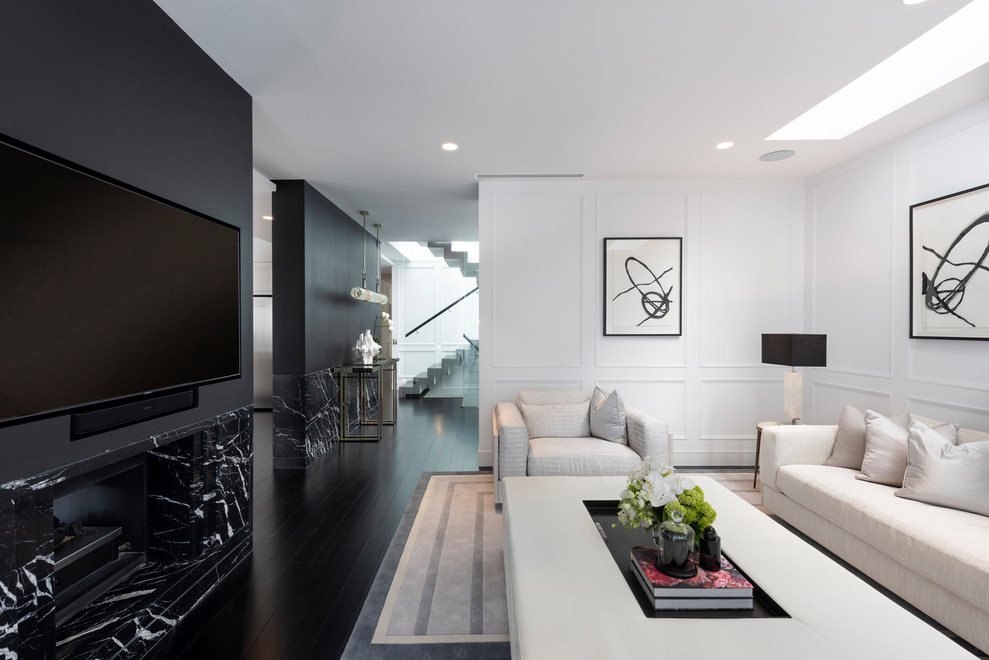 Modernes Wohnzimmer mit weißer Wandfarbe, dunklem Holzboden, Gaskamin, Kaminumrandung aus Stein, TV-Wand und Wandpaneelen in Sydney