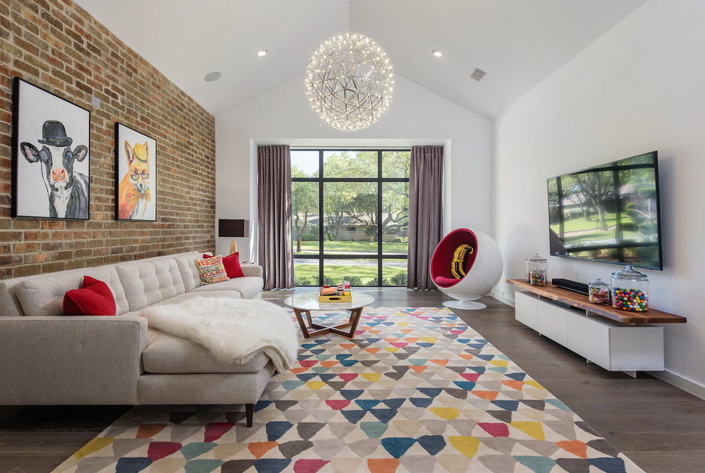 Esempio di un soggiorno minimal con pareti bianche, parquet scuro, TV a parete e pavimento marrone