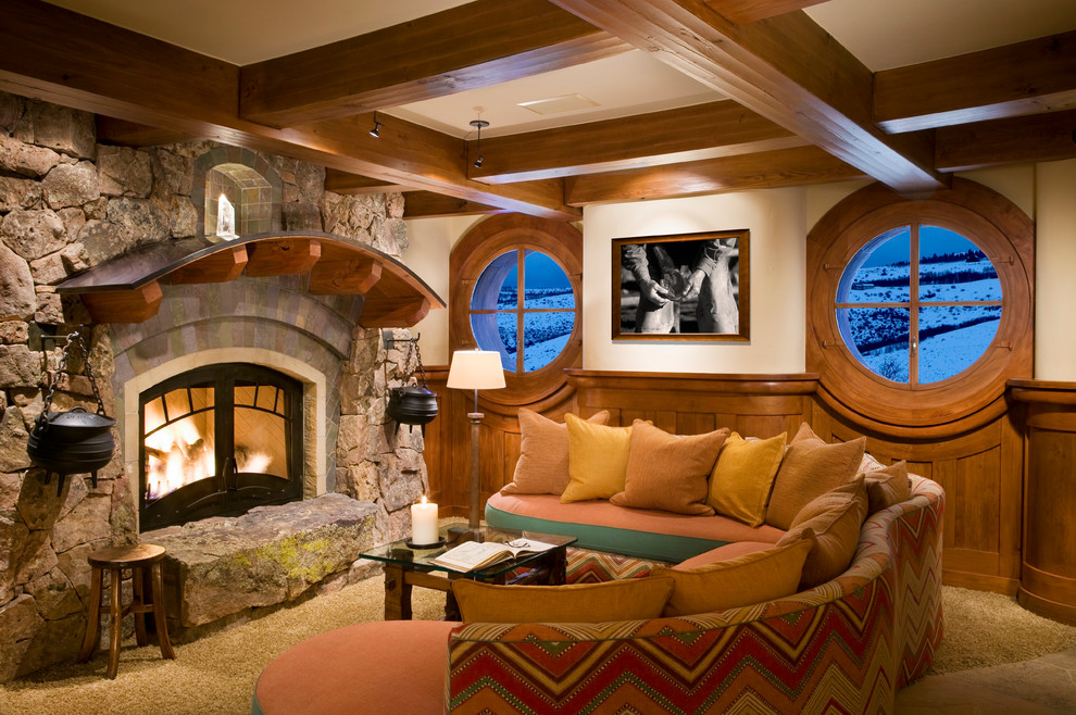 Ejemplo de sala de estar cerrada tradicional con paredes beige, moqueta, todas las chimeneas y marco de chimenea de piedra
