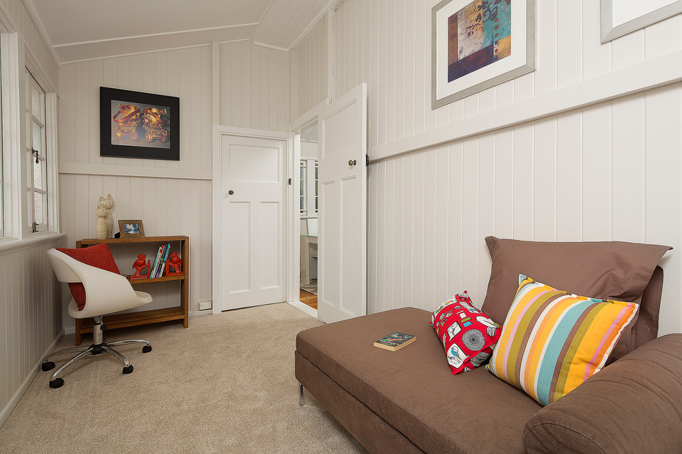 Идея дизайна: маленькая гостиная комната в стиле неоклассика (современная классика) с ковровым покрытием, с книжными шкафами и полками и белыми стенами без камина для на участке и в саду