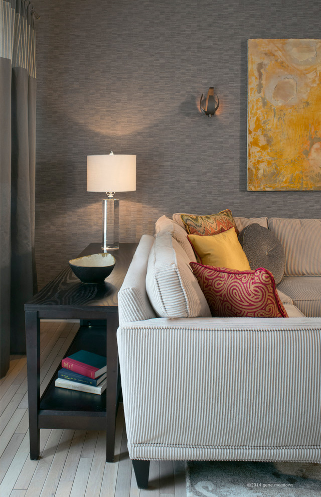 Imagen de sala de estar con barra de bar abierta actual pequeña con paredes grises, suelo de madera clara, televisor colgado en la pared, suelo gris y papel pintado
