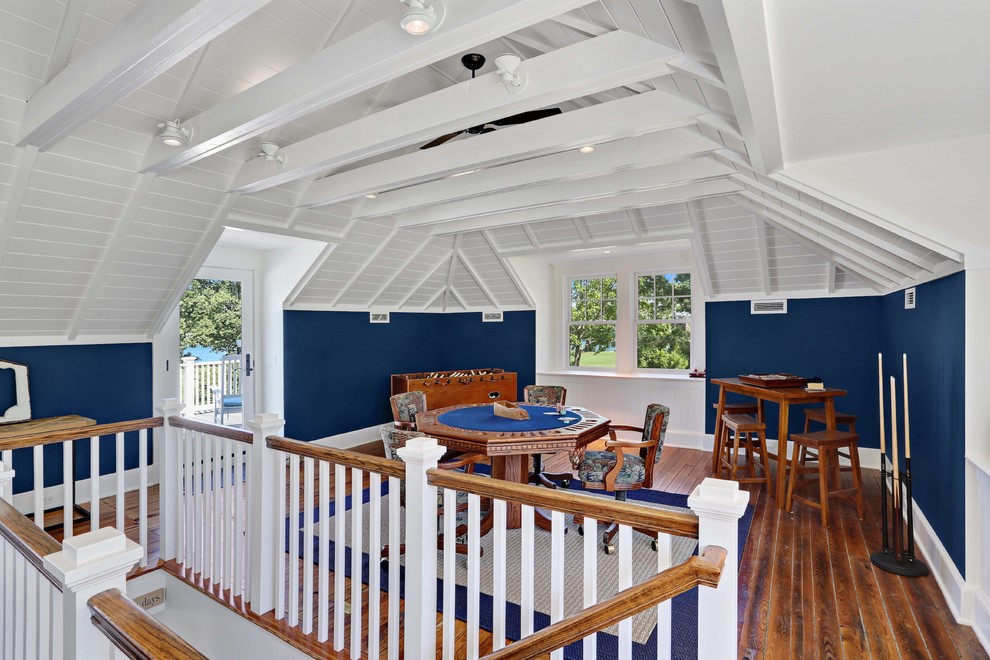 Идея дизайна: большая двухуровневая комната для игр в стиле кантри с синими стенами, паркетным полом среднего тона, отдельно стоящим телевизором и коричневым полом