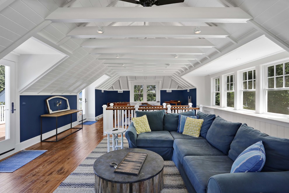 Esempio di un grande soggiorno country stile loft con sala giochi, pareti blu, pavimento in legno massello medio, TV autoportante e pavimento marrone