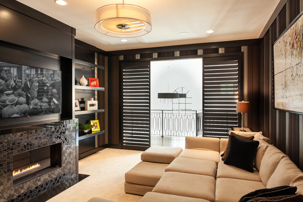 На фото: гостиная комната в стиле неоклассика (современная классика) с фасадом камина из плитки, телевизором на стене, ковровым покрытием и разноцветными стенами с