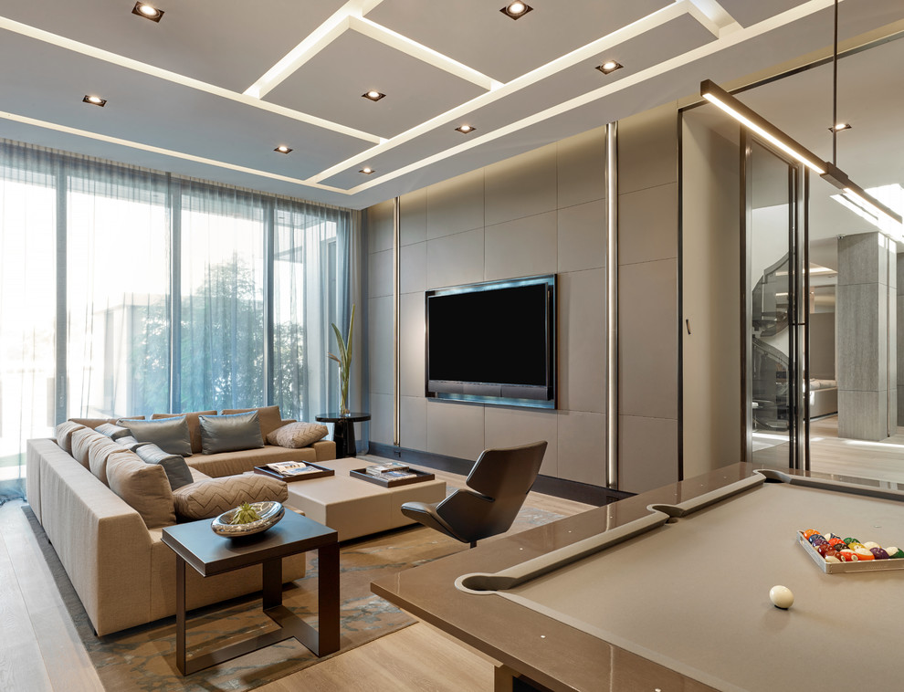 Foto de sala de estar actual con paredes beige, suelo de madera clara, televisor colgado en la pared y suelo beige