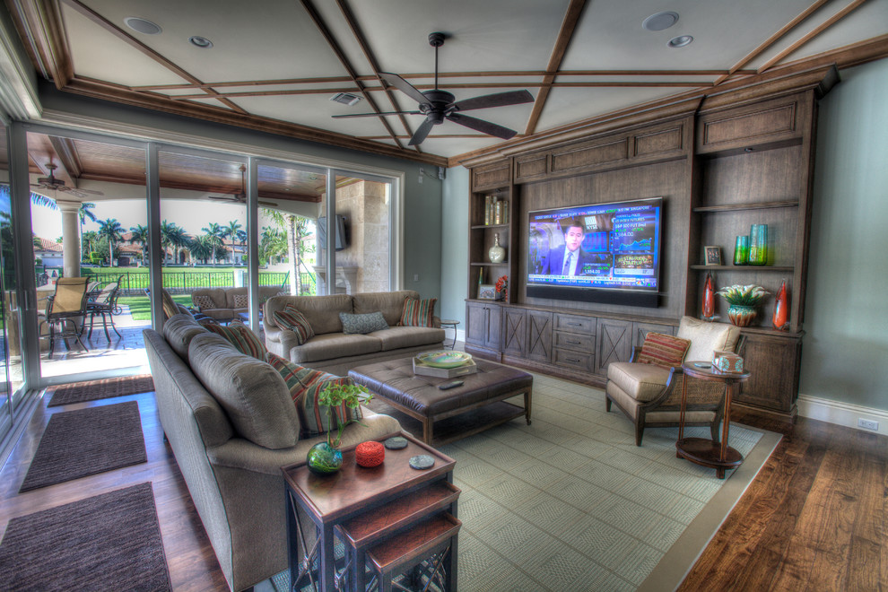 Großes, Offenes Klassisches Wohnzimmer ohne Kamin mit braunem Holzboden, TV-Wand und blauer Wandfarbe in Miami