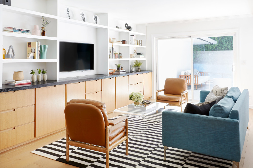 Mittelgroßes, Offenes Modernes Wohnzimmer mit weißer Wandfarbe, braunem Holzboden und Multimediawand in Los Angeles