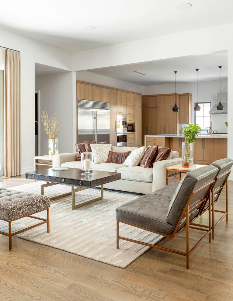 Foto de sala de estar tradicional renovada sin televisor con paredes blancas, suelo de madera en tonos medios y alfombra