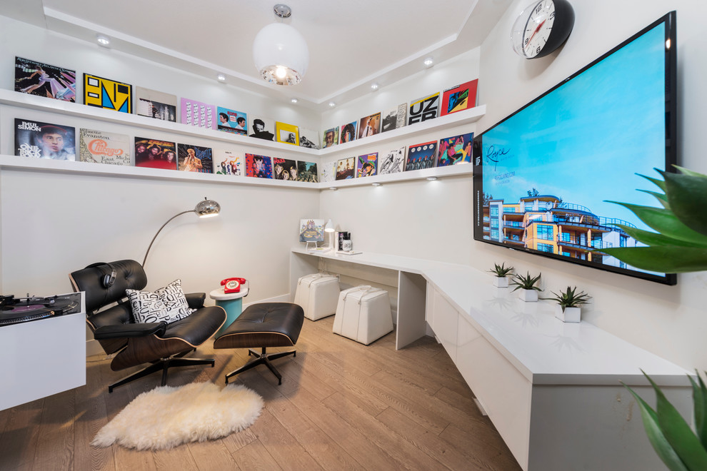 Immagine di un soggiorno contemporaneo di medie dimensioni con pareti bianche, parquet chiaro e TV a parete