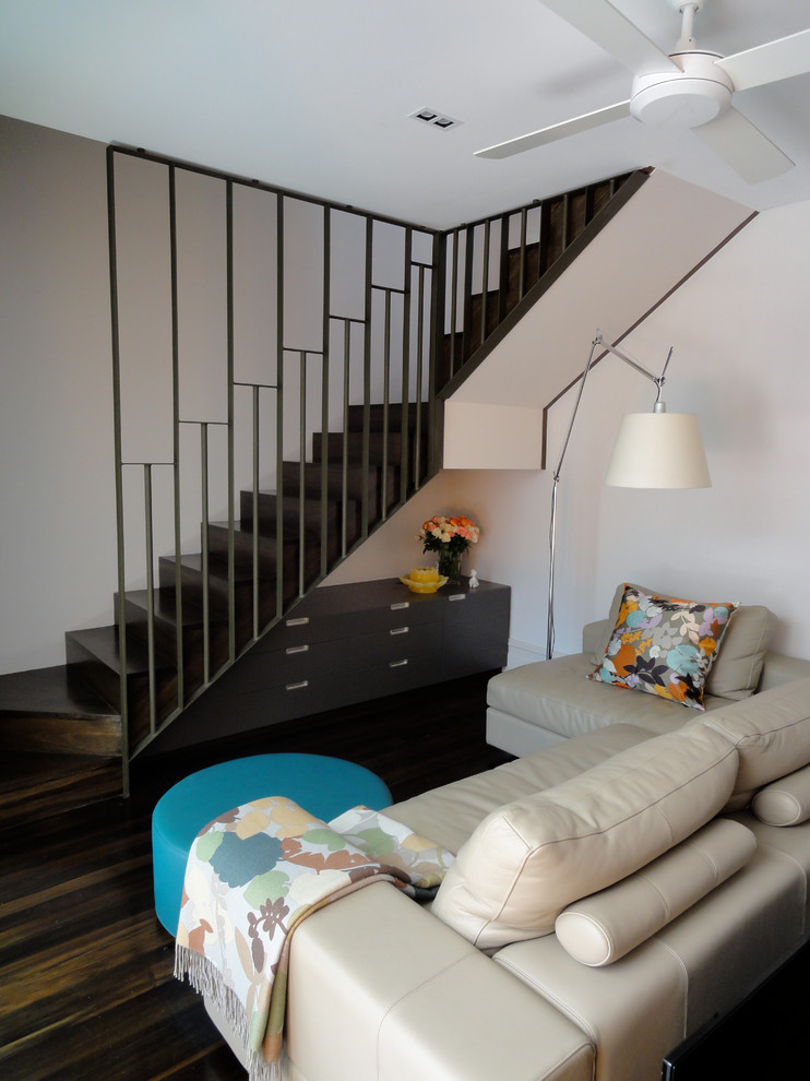 Идея дизайна: гостиная комната в стиле модернизм с бежевыми стенами