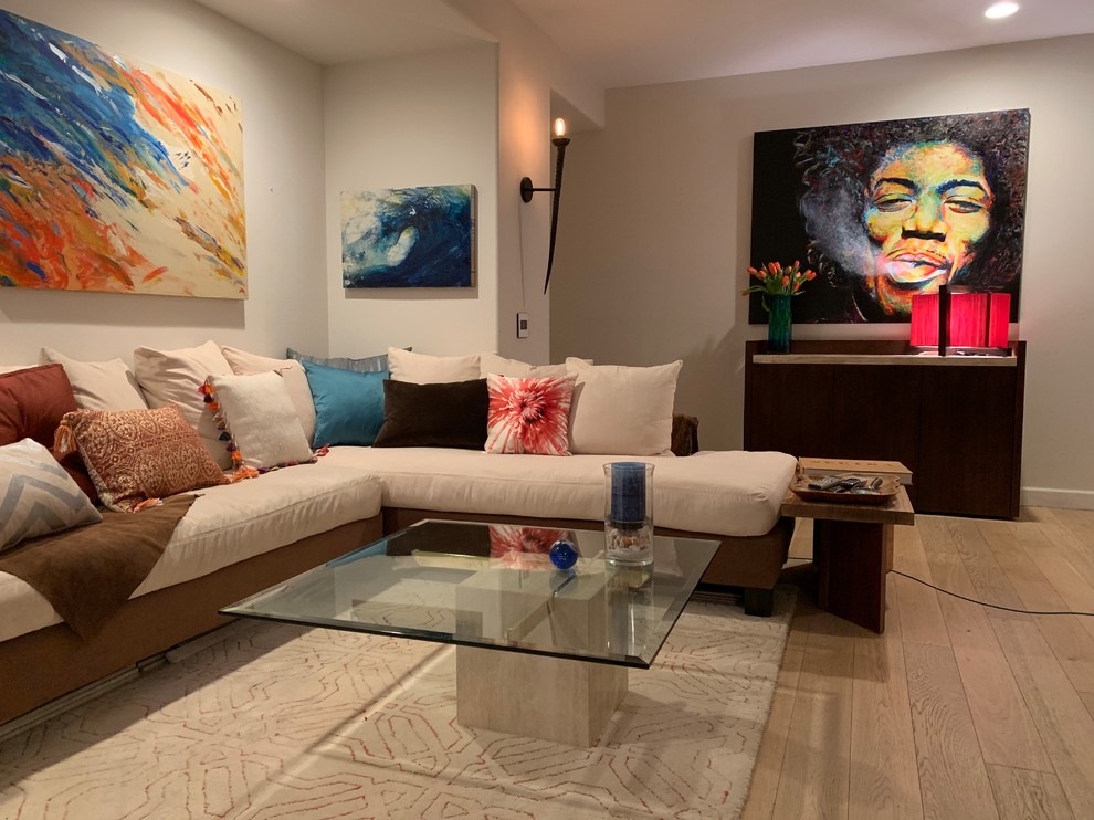 Imagen de sala de estar contemporánea pequeña con paredes blancas, suelo de madera clara, chimenea de esquina y suelo beige
