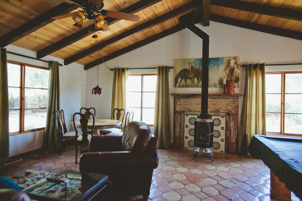 Immagine di un soggiorno chic con pareti beige, pavimento in terracotta e pavimento marrone